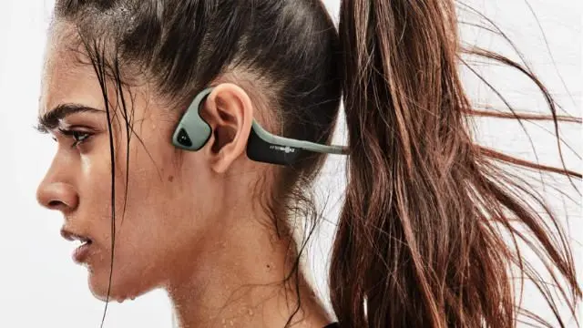 joven con auriculares de transmisión ósea