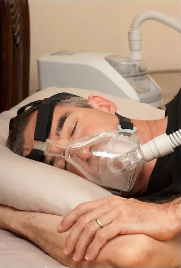 hombre usando mascara de cpap naso bucal