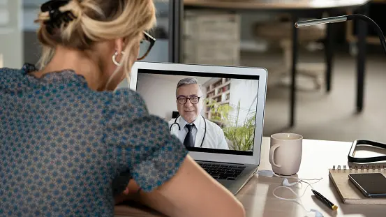 mujer haciendo consulta médica online