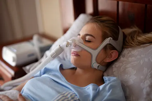 mujer usando mascara nasal para cpap