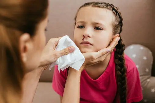 niña con sangrado nasal