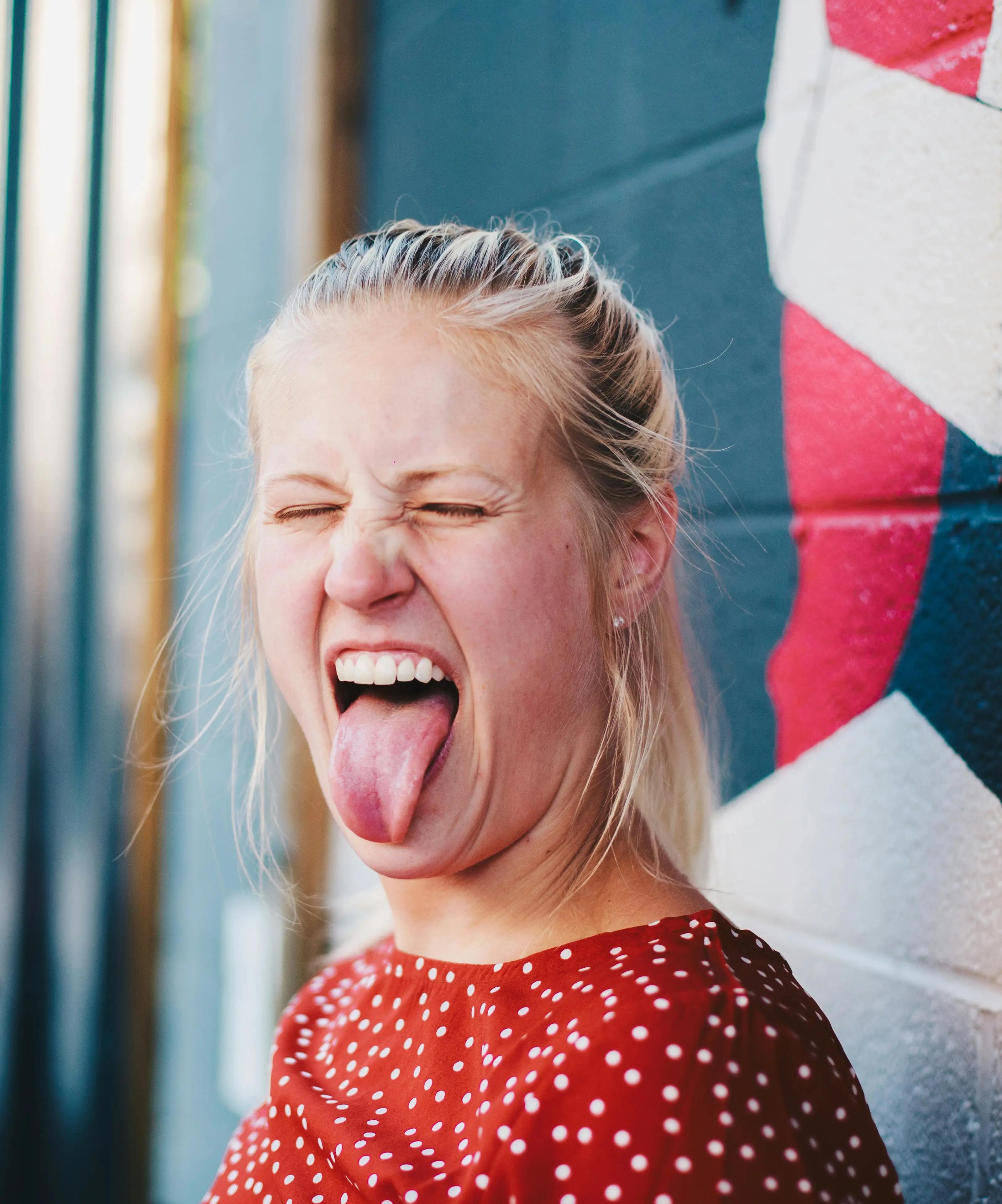 joven sacando la lengua