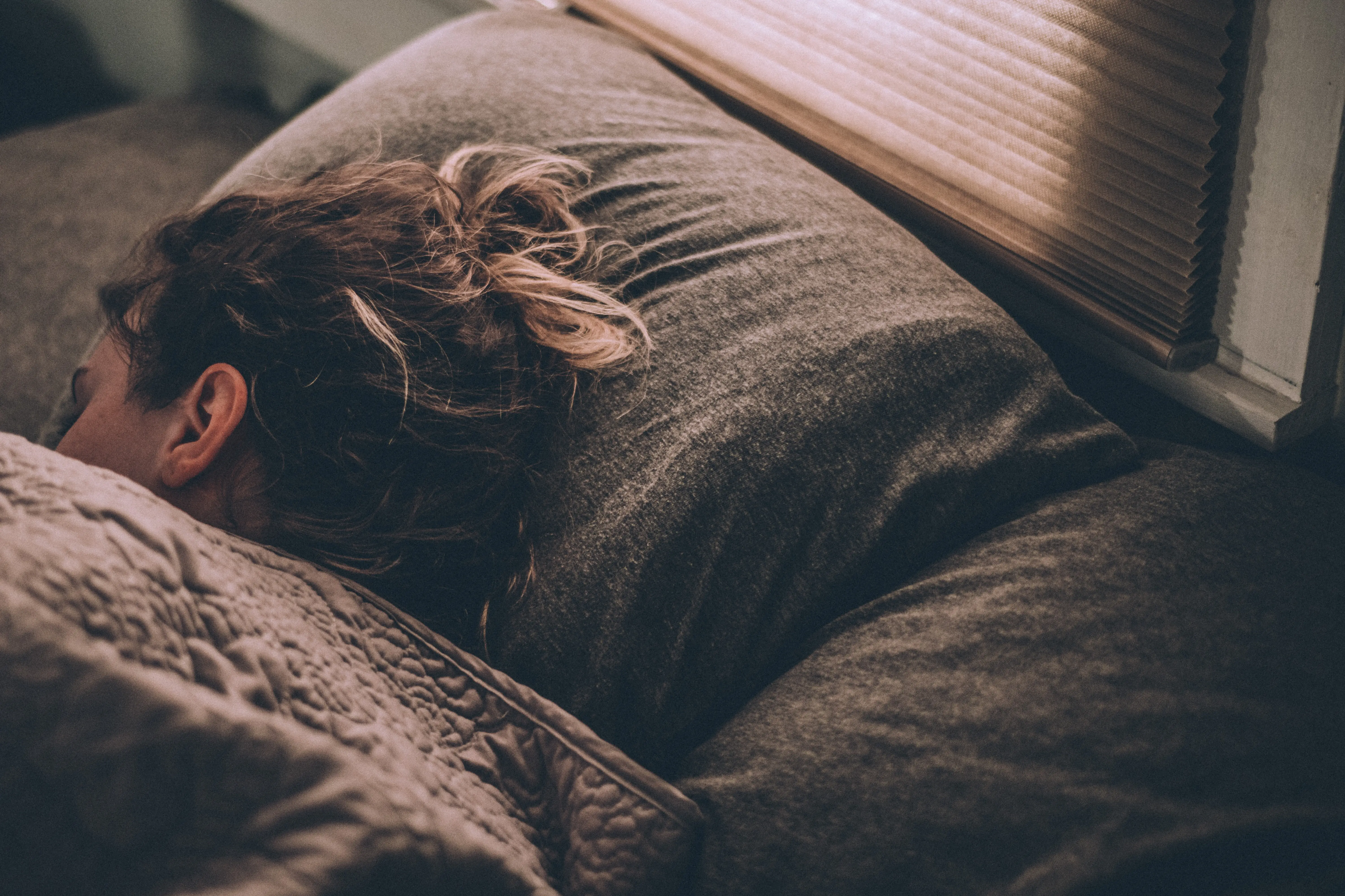 mujer dormida de lado