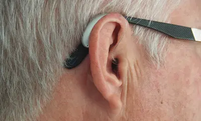 imagen de una oreja y un audífono