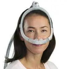 mujer usando almohadilla nasal para cpap