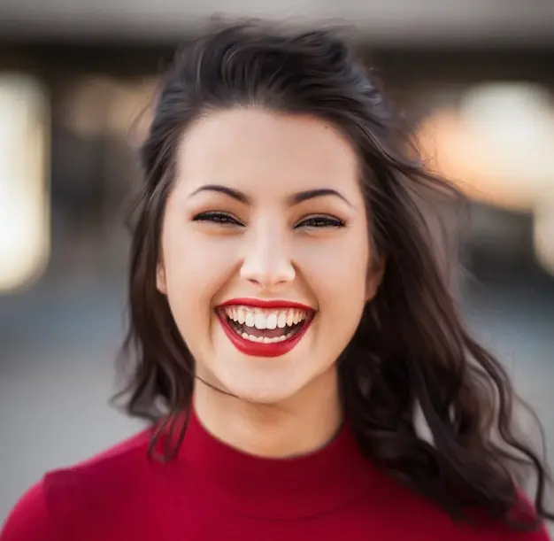 mujer joven sonriente